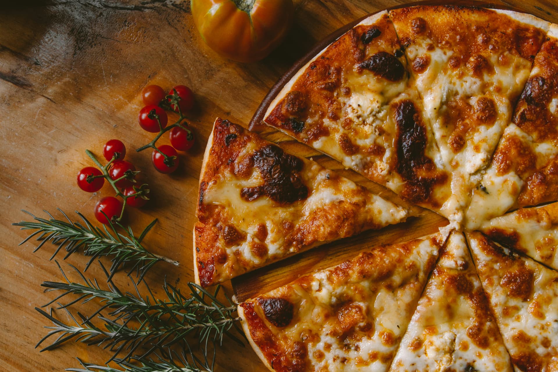 Go'shtli Pitsa - Pepperoni, vetchina, kolbasa, mol go'shti, mozzarella - go'sht sevuvchilar uchun
