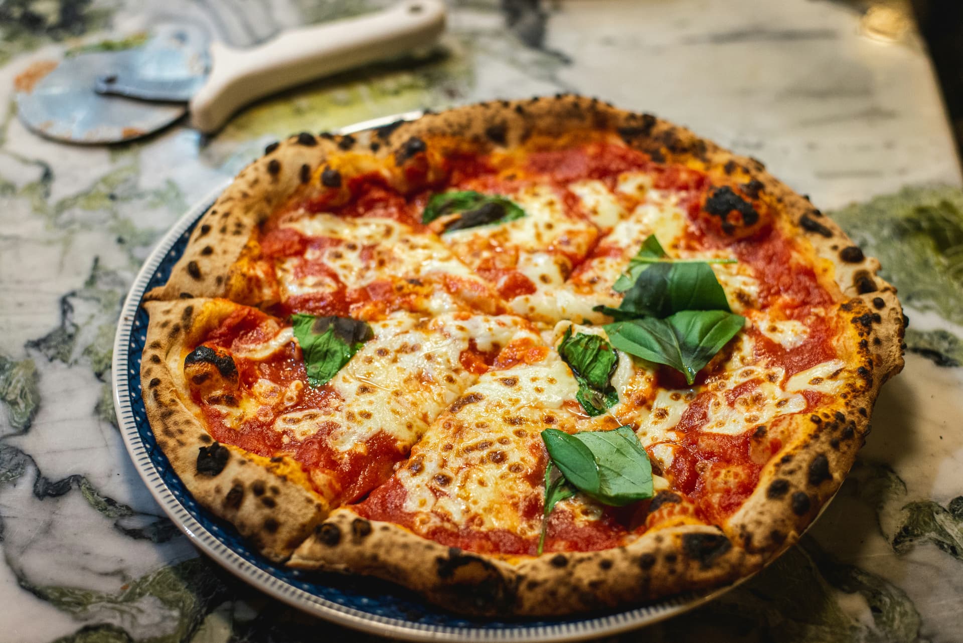 Margarita - Klassik italyan pitsasi - mozzarella, pomidor sousi, rayhon