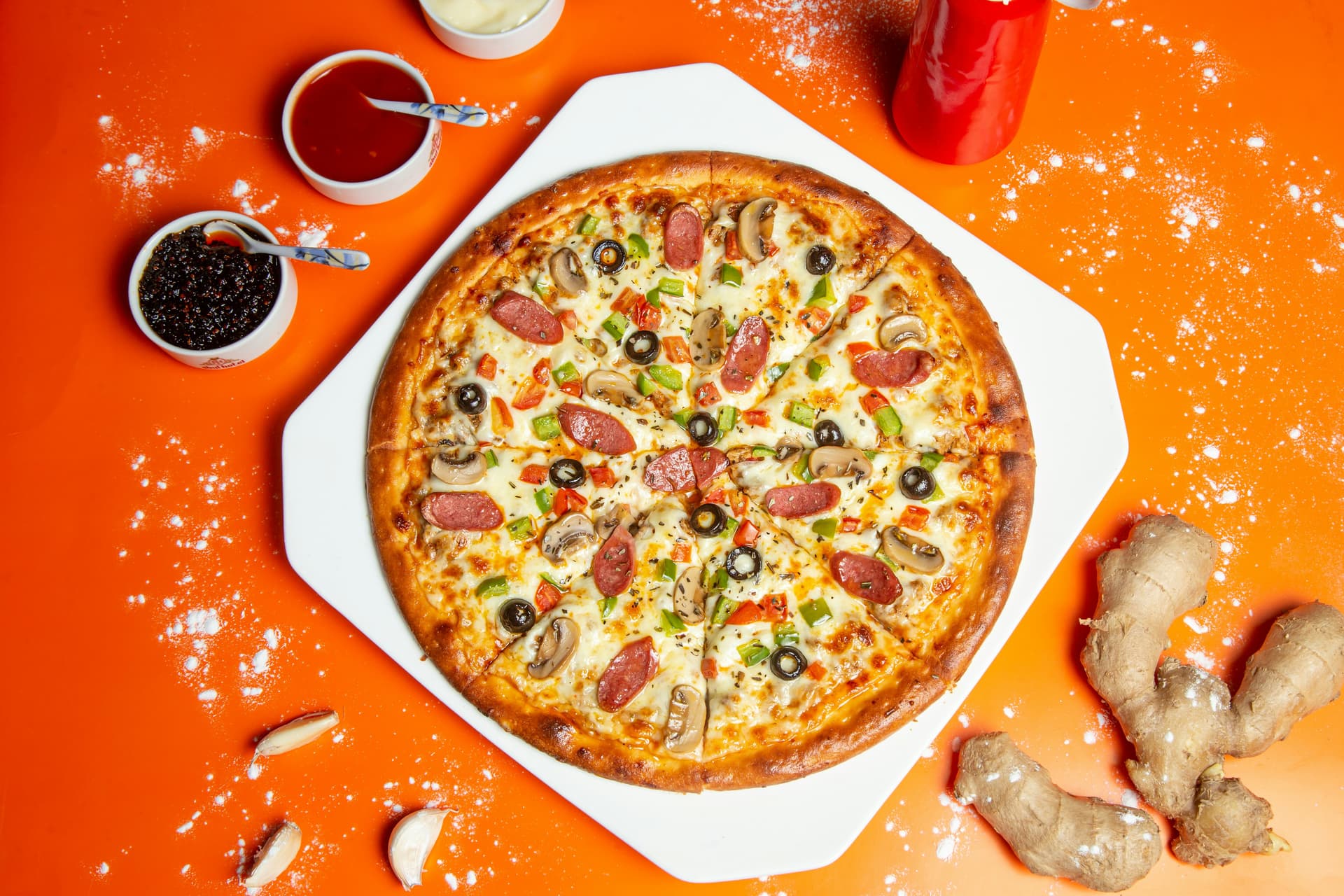 BBQ Tovuq Pitsasi - BBQ sousi, pishgan tovuq, qizil piyoz, mozzarella pishloq